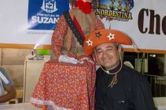 Padre-com-boneca-de-milho-maria-bonita